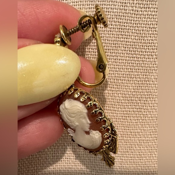 Vintage Cameo adjustable screw spring back earrings Gorgeous - Picture 6 of 8
